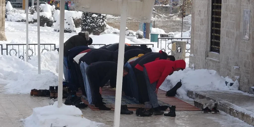 Persone restano in sicurezza su neve a -10 °C: nessun malore, autorità danno consigli