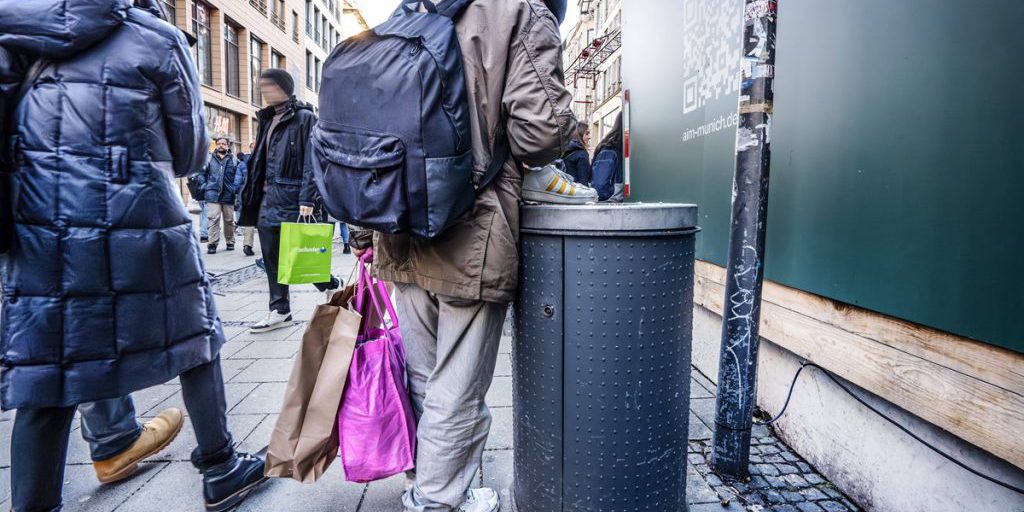 Uomo senzatetto trovato nei binari di Dortmund mentre raccoglieva bottiglie con deposito