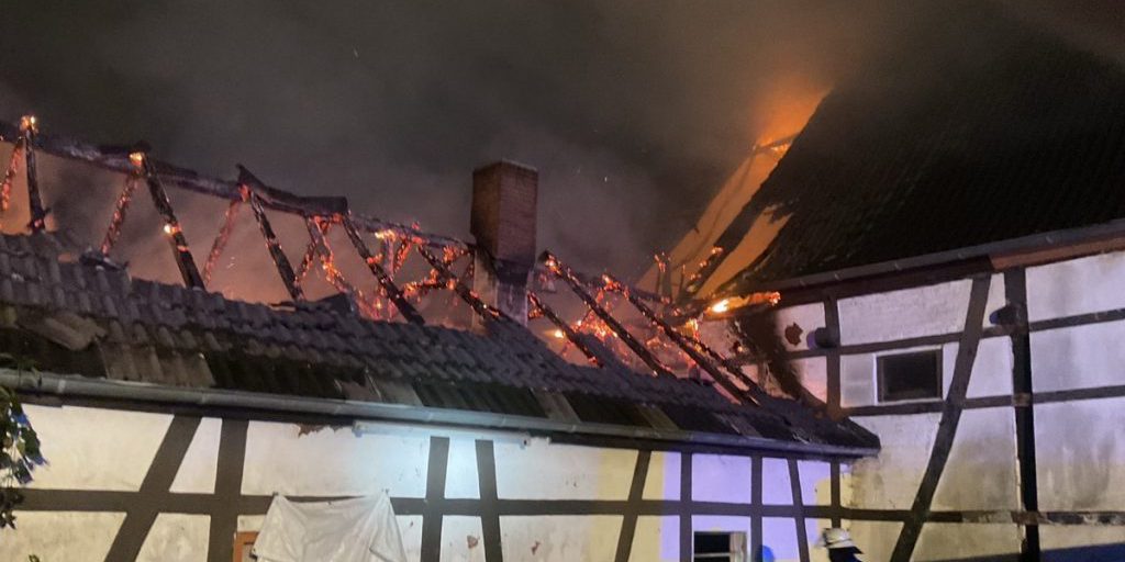 Historisches Dortmunder Gebäude in Flammen ++ Rauchwolke kilometerweit zu sehen