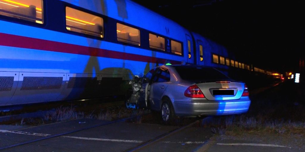 Incidente a Dortmund: treno ICE colpisce auto, conducente sopravvive senza lesioni