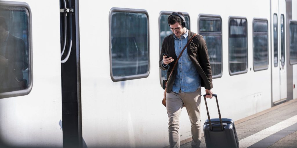 Uomo di Dortmund mette a rischio la sua vita per recuperare un bagaglio perso su un treno: una storia che solleva interrogativi sulla nostra reazione alle situazioni di emergenza