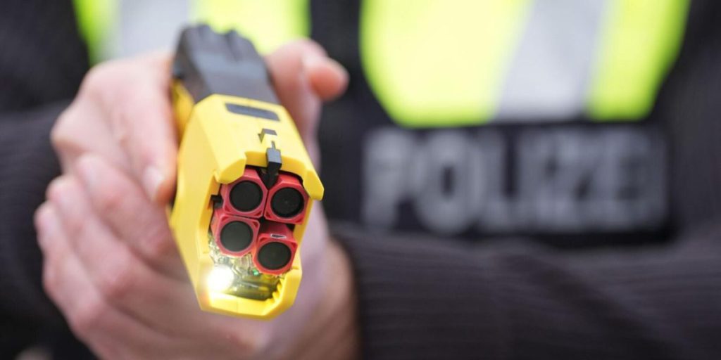 Uomo di 37 anni attacca auto con ascia a Dortmund, polizia arresta con taser