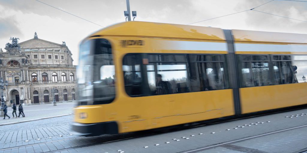 Incidente a Dresda: autista di tram gira intenzionalmente un passante