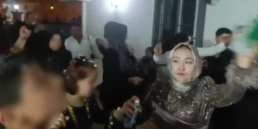 Uomo colpito da proiettile mentre spruzzava veicolo durante matrimonio in Turchia