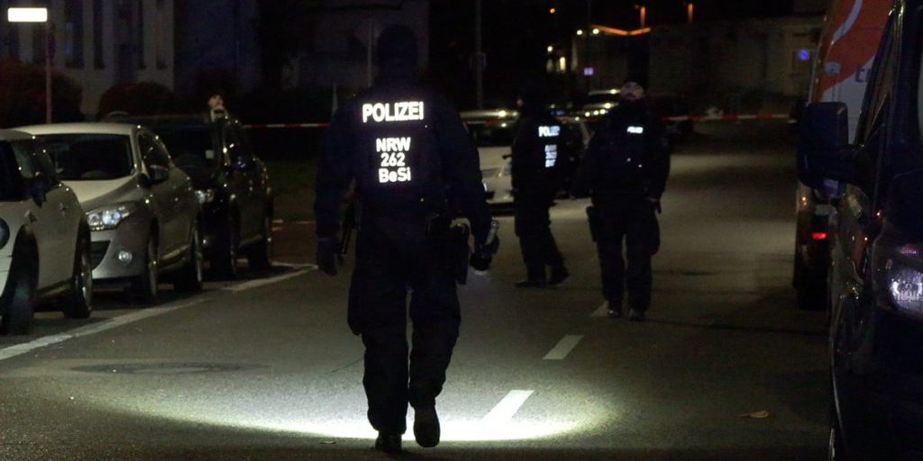 Tentato omicidio a Duisburg durante Capodanno: polizia chiude zona e perquisisce edificio