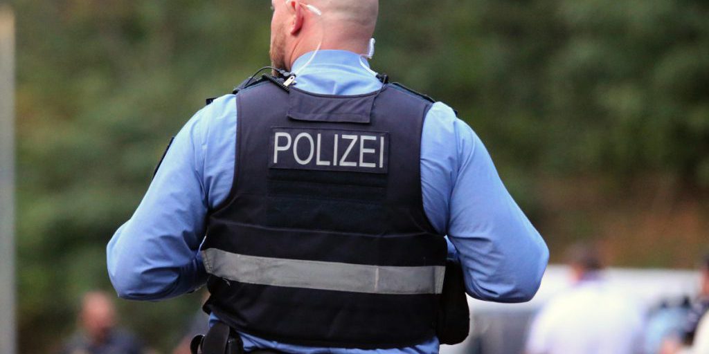 Incidente stradale a Duisburg: un'auto investe poliziotti, analisi e riflessioni sulla sicurezza stradale