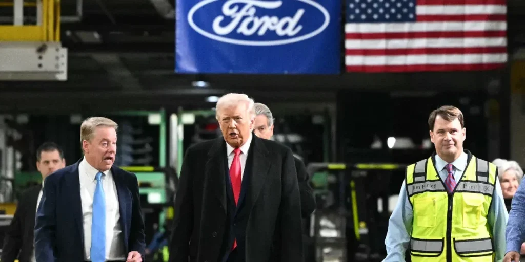 Operatore Ford licenziato per insulti a Donald Trump durante visita al stabilimento del Michigan
