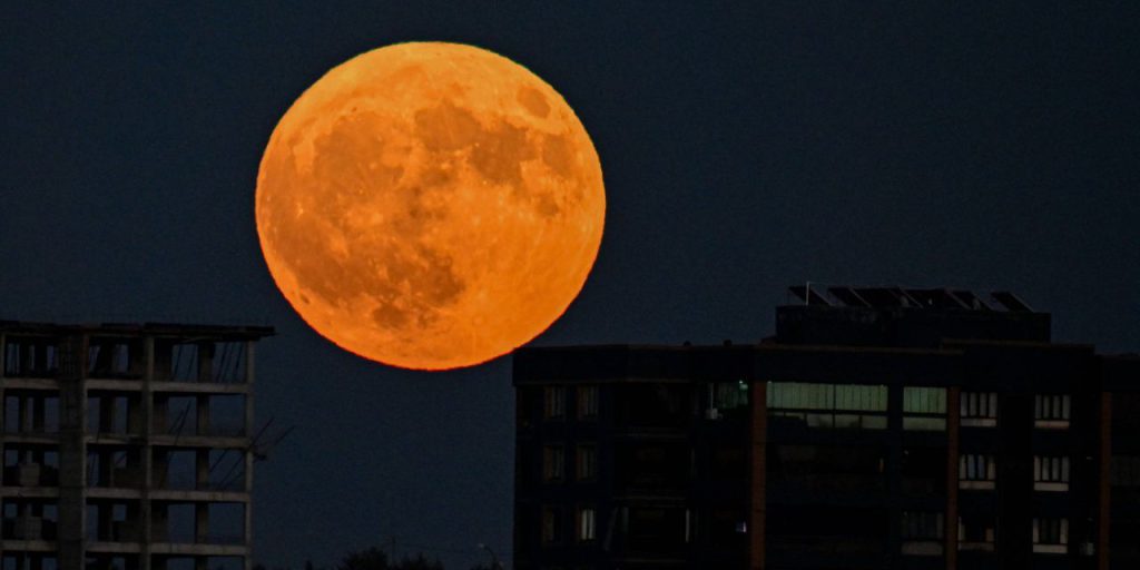 Dünya'ya 361 bin 459 kilometre yaklaşacak! 2025'in ilk 'Süper Ay'ı için geri sayım