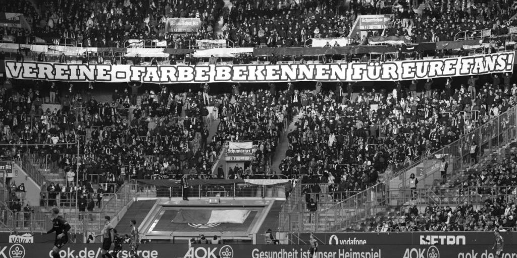 Tifoso degli ospiti muore durante la partita Düsseldorf-Magdeburg, risultato annullato