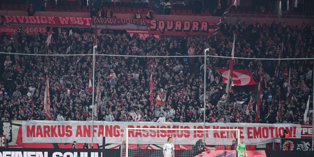Ultras di Düsseldorf celebrano 25 anni con messaggio contro il razzismo