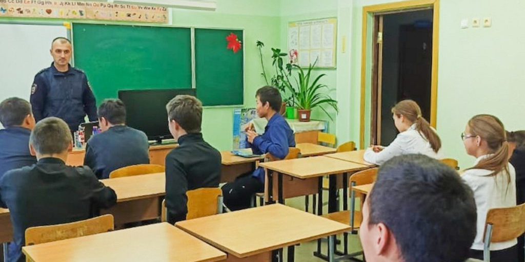 Участковый провел беседу со школьниками Усть–Кары