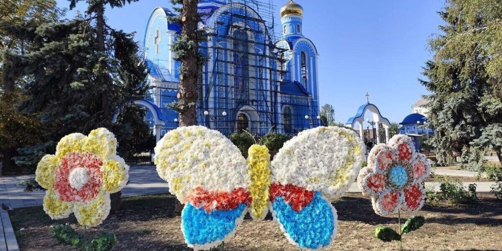 Луганску ко Дню города подарили цветочную инсталляцию