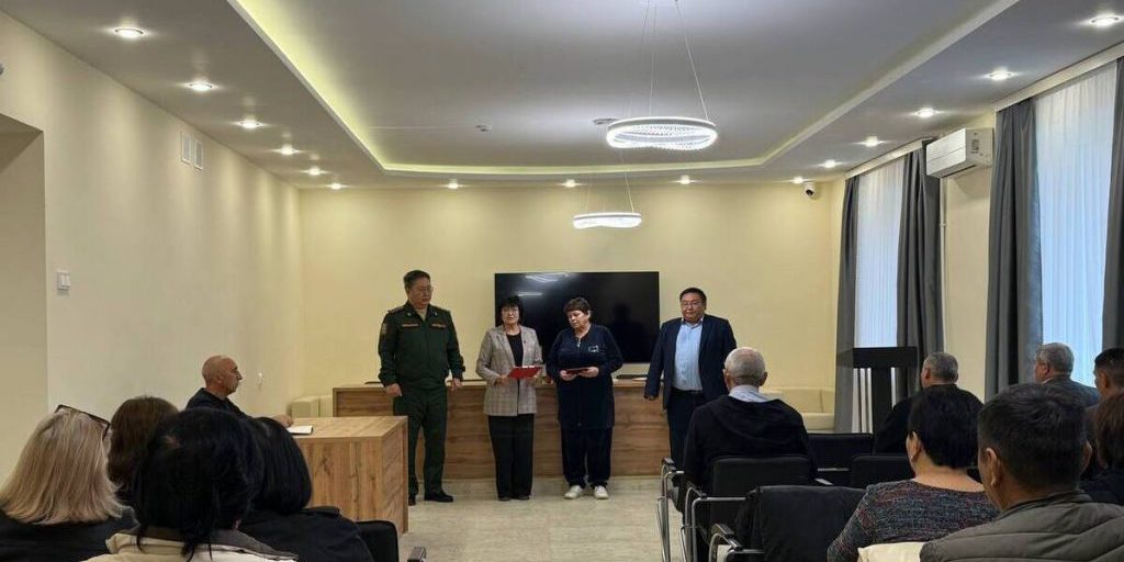 В Приютненском районе Калмыкии семье героя, погибшего в ходе специальной военной операции, вручили Орден Мужества