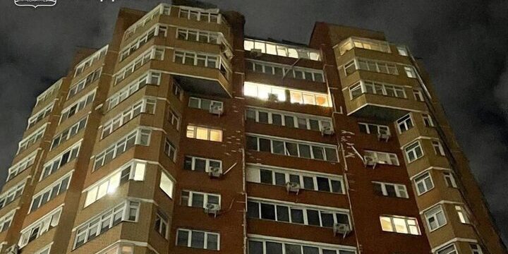 Обломки украинского БПЛА врезались в многоэтажку в городе Старый Оскол