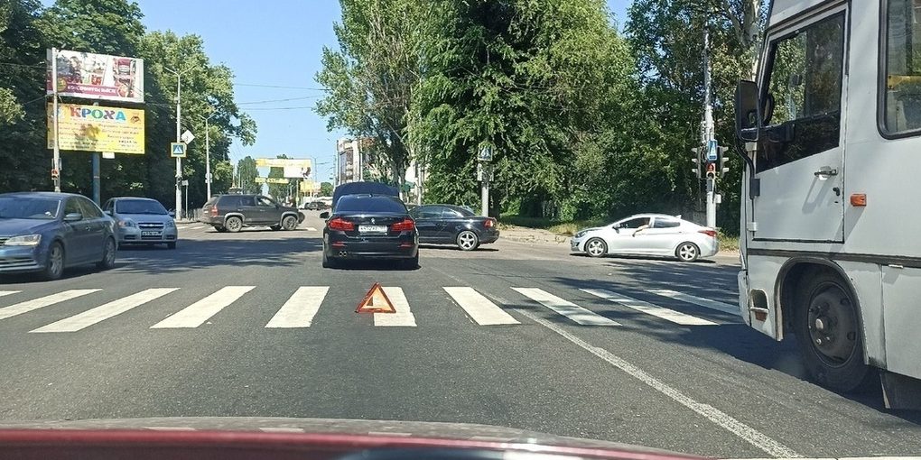 В Луганске водитель сбил подростка на пешеходном переходе: мальчик попал в больницу