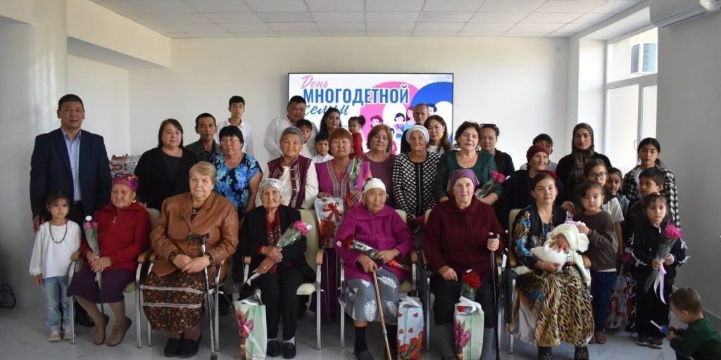 Celebrazione della Giornata delle famiglie numerose in Calmucchia: un riconoscimento importante per le famiglie con molti figli