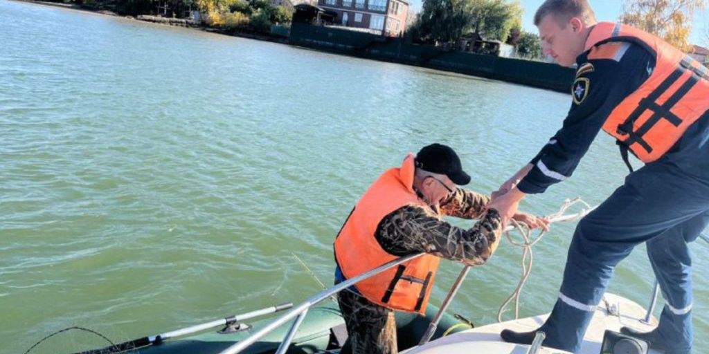 В Ростовской области спасли мужчину, лодку которого унесло в центр реки