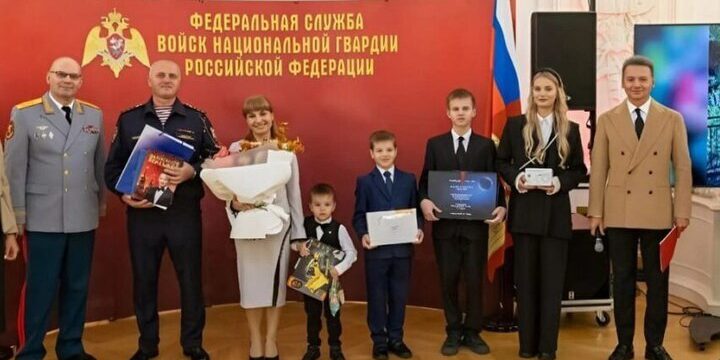 Famiglia russa rappresenta il Caucaso Settentrionale alla cerimonia della Guardia Nazionale a Mosca