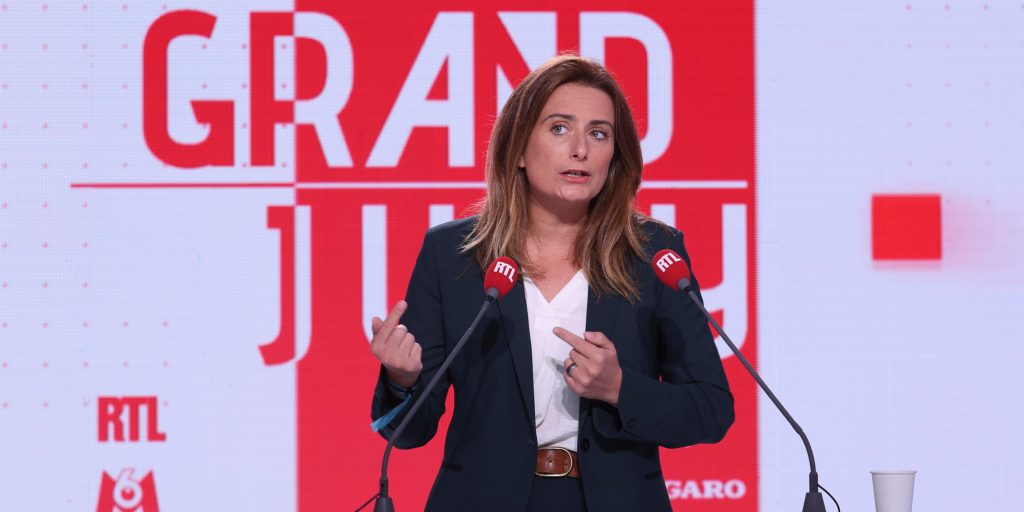 Conflitto politico in Francia: Marine Tondelier accusa i socialisti di cercare credibilità a tutti i costi nelle negoziazioni di bilancio