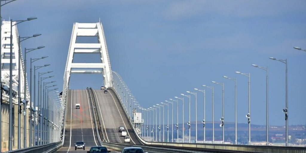 Движение машин по Крымскому мосту перекрыли днем 19 сентября