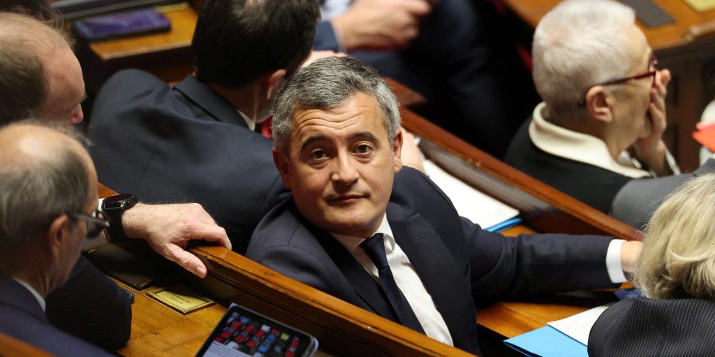 Francia: Darmanin propone sospensione temporanea delle entrate regolari di immigrati e introduzione di quote tramite referendum