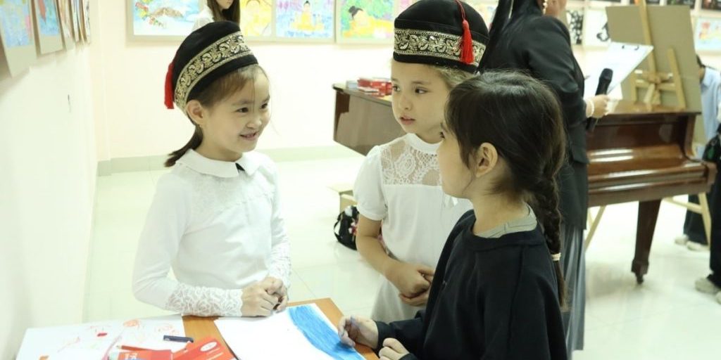 I Giovani Artisti della Calmucchia Celebrano la Spiritualità di Buddha in una Mostra Unica