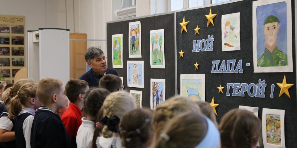 Mostra d'arte dedicata ai papà eroi: i disegni dei bambini celebrano il ruolo paterno