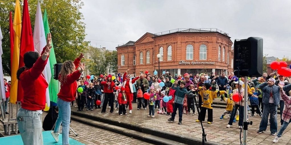 Celebrazione della Giornata delle Famiglie Numerose a Čerepovec: Un Insieme di Gioia e Sostegno per le Famiglie con Molti Figli