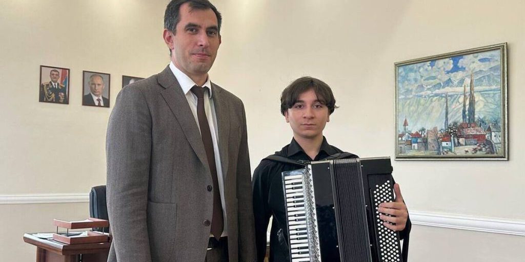 Gesto di apprezzamento per la cultura osseta: il capo della Nord Ossetia-Alania dona un'armonica tradizionale a uno studente