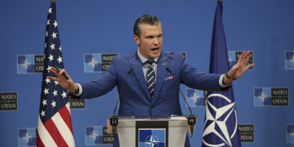 Самолет главы Пентагона подал сигнал SOS над Атлантикой