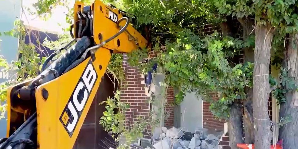 Demolizione di edificio abusivo a Makhachkala: azione contro la costruzione illegale nella capitale del Daghestan