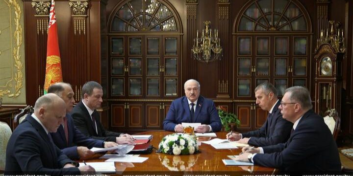 Lukashenko annuncia disponibilità a un grande accordo con gli Stati Uniti per la pace in Ucraina