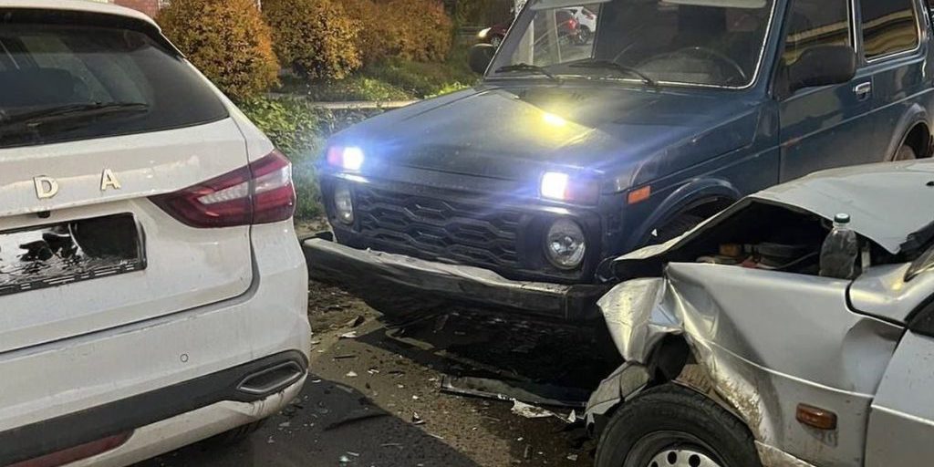 Incidente stradale a Nikolsk in Vologodskaya: tre veicoli coinvolti, possibile impatto sulla sicurezza stradale