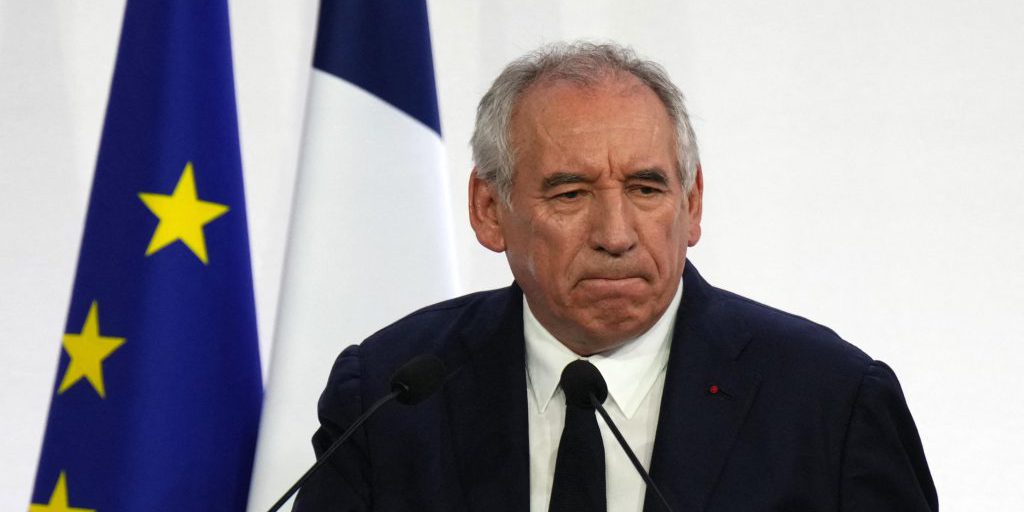 "La crisi politica di François Bayrou: rischio di dimissioni e incertezza in Francia"