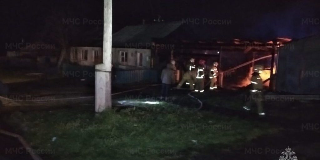 Два частных двухквартирных дома горели в свердловском селе Ключики