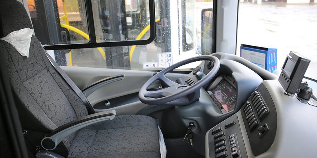 Vandalismo a Vroněž: cittadini smontano un autobus elettrico per asportare parti come souvenir