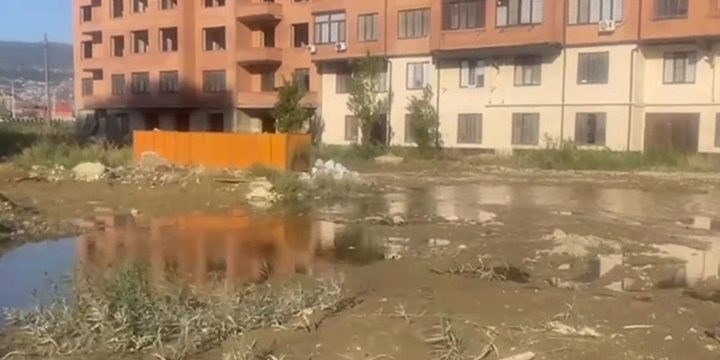Уровень воды на подтопленных улицах Ленинского района Махачкалы пошел на спад