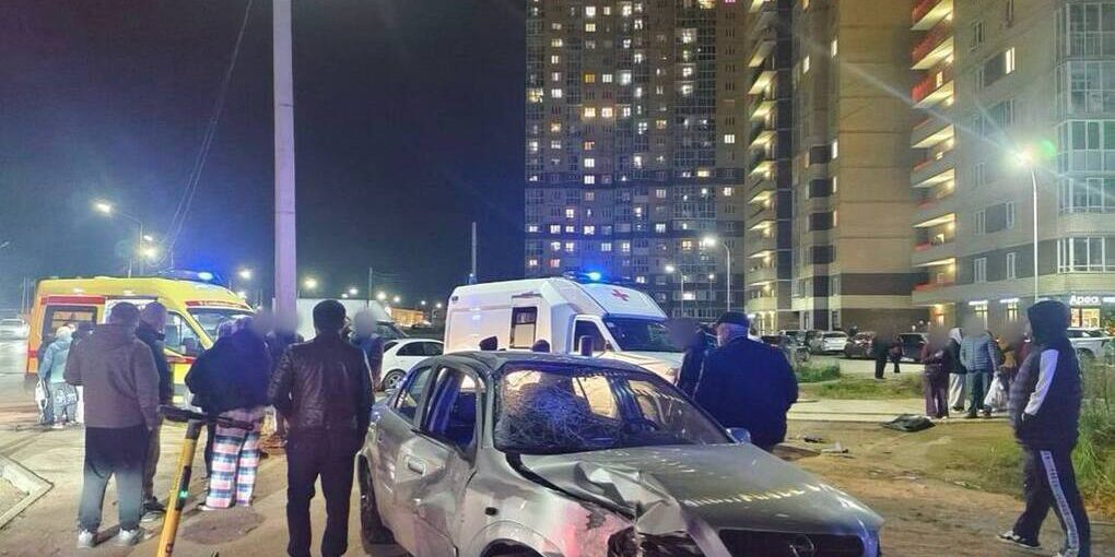 Водитель протаранил остановку из-за внезапного маневра: пострадали люди