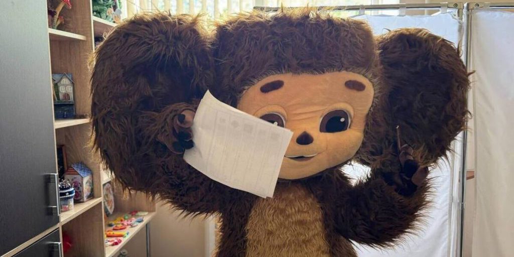 Cherbashka, il personaggio dei cartoni animati, partecipa alle elezioni a Kislovodsk: un evento inaspettato che potrebbe aumentare la partecipazione elettorale tra i giovani