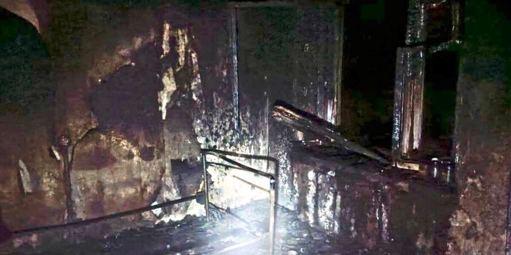 Incendio devastante a Gdov: un edificio abbandonato distrutto dalle fiamme, preoccupazioni per la sicurezza pubblica