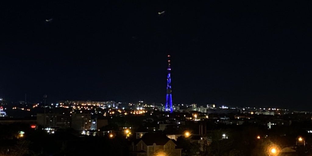 Celebrazione della Giornata della Bandiera e dello Stemma della Crimea a Simferopoli con la Torre della Televisione