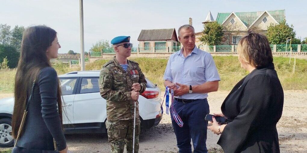 Incontro tra politica e guerra: il deputato Alessandro Kozlovskij incontra un partecipante alla SVO in un seggio elettorale