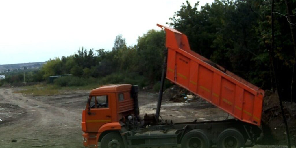 Scandalo ambientale nel distretto di Korochansky: camionisti scoperti a gettare rifiuti di costruzione in un burrone