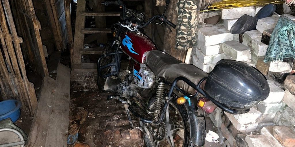 Vendetta fallita: uomo cerca di smontare il motorino dell'ex partner nella regione di Kostroma, fermato dalle autorità