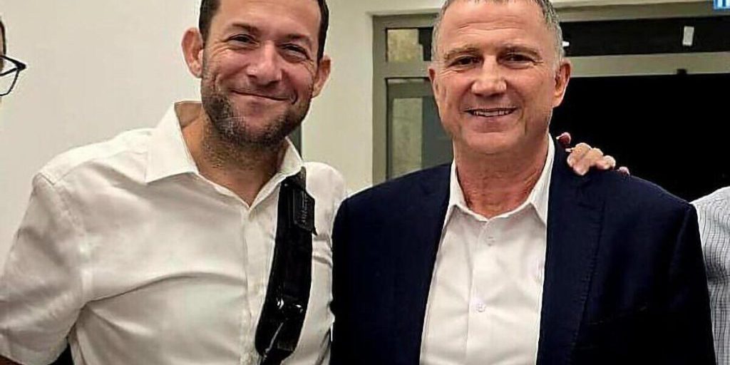 Israele: il capo del consiglio regionale di Shomron invita a non ostacolare l'approvazione della sovranità in Giudea e Samaria

Approfondimento
La proposta di legge riguarda l'applicazione della sovranità israeliana in Giudea e Samaria, una regione al centro di controversie politiche e territoriali. La proposta è stata presentata per affrontare le questioni relative allo status giuridico e amministrativo della regione.

Possibili Conseguenze
L'approvazione della legge potrebbe avere conseguenze significative per la regione e per le relazioni tra Israele e la comunità internazionale, influenzando lo status dei residenti, la sicurezza e il processo di pace in Medio Oriente.

Opinione
Йоси Даган ha espresso la sua opinione, sottolineando l'importanza di non ostacolare l'approvazione della legge e invitando i membri della coalizione a seguire l'esempio di Edelstein, noto per la sua posizione ferma su questioni relative alla sovranità e alla sicurezza di Israele.

Analisi Critica dei Fatti
La proposta di legge è stata oggetto di dibattito e discussione all'interno della Knesset e tra la popolazione israeliana, con alcune parti che sostengono la necessità della sovranità per garantire la sicurezza e lo status di Israele, e altre che ritengono che ciò potrebbe aggravare le tensioni e compromettere il processo di pace.

Relazioni con altri fatti
La questione della sovranità in Giudea e Samaria è strettamente legata ad altri eventi e questioni relative al conflitto israelo-palestinese, influenzata da fattori come le relazioni con i paesi vicini, le decisioni della comunità internazionale e le dinamiche interne alla politica israeliana.

Contesto storico
La regione di Giudea e Samaria ha una storia complessa e controversa, con diverse fasi di occupazione e controllo da parte di vari poteri, e la questione della sovranità è stata al centro di dibattiti e negoziati per decenni.

Fonti
Il sito di Times of Israel ha riportato la notizia del commento di Йоси Даган e del voto alla Knesset sul disegno di legge. Per ulteriori informazioni e approfondimenti, si consiglia di consultare fonti attendibili e aggiornate sulla situazione in Medio Oriente.