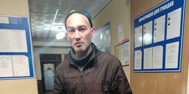 В Тверской области мужчина угрожал студенту кухонным топориком