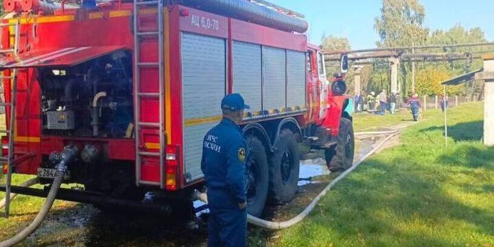 В Гусевском районе пожарные полтора километра шли пешком к горящему зданию