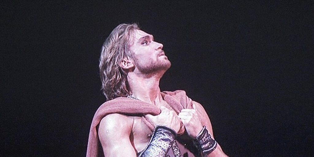 Infortunio al Teatro Bol'šoj: il Primo Ballerino Michail Lobuchin Ferito durante uno Spettacolo