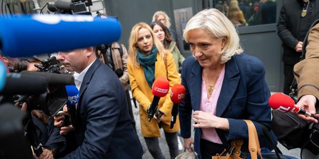 Crisi Politica in Francia: Il Partito di Estrema Destra RN Cerca di Sfruttare la Situazione per Aumentare la sua Influenza