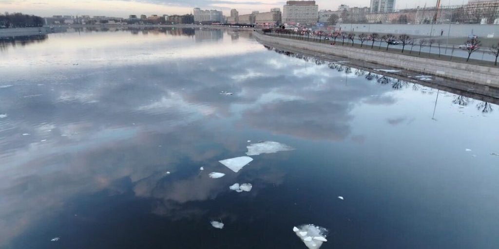 Catamarano senza equipaggio Breeze presentato alla fiera Neva-2025 con successo in acque artiche